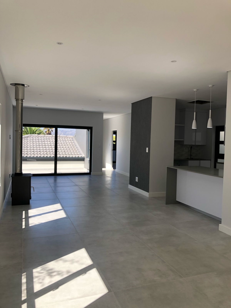 To Let 4 Bedroom Property for Rent in Somerset Ridge Western Cape